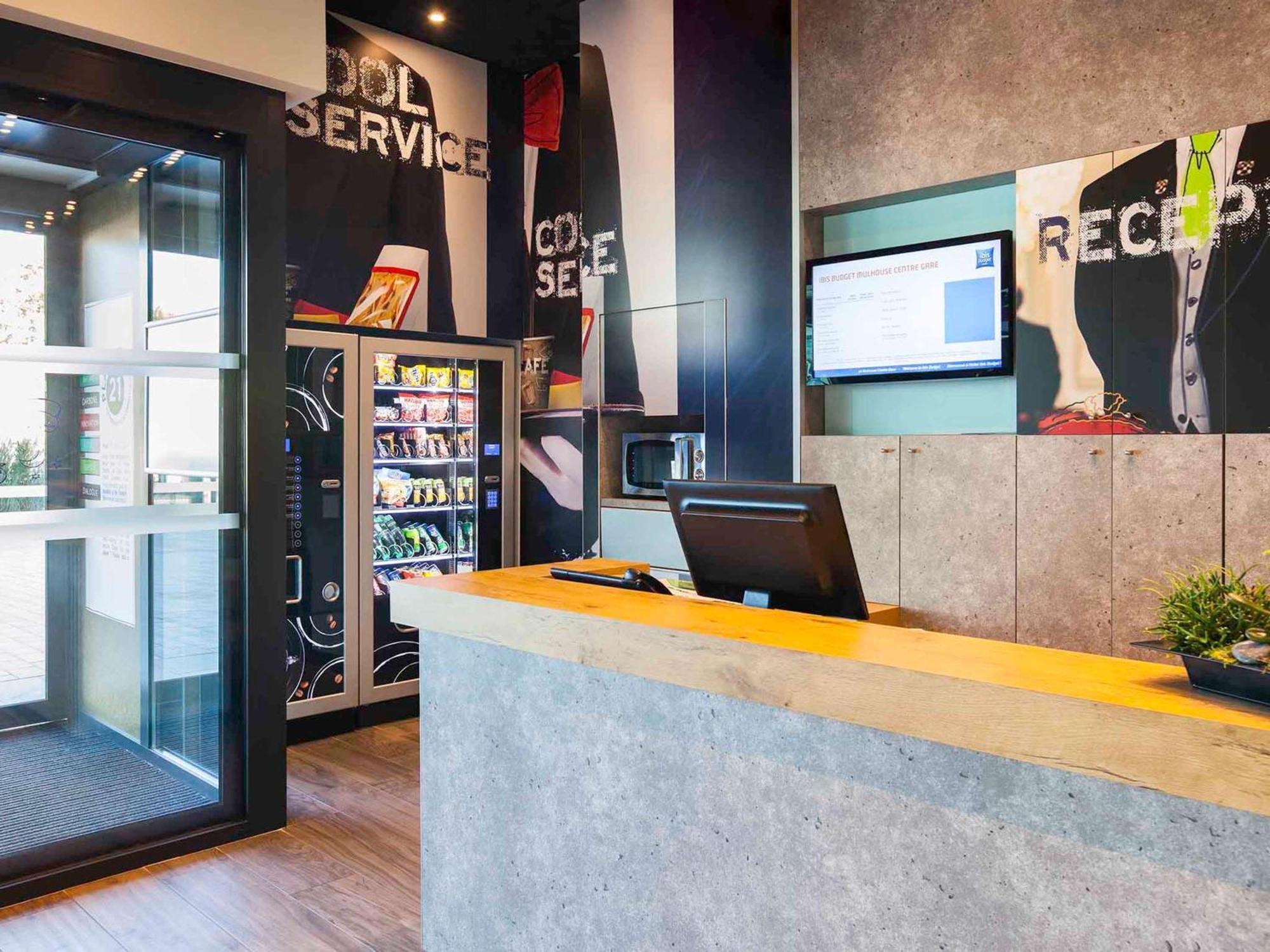 米卢斯中心火车站宜必思酒店 牟罗兹 外观 照片